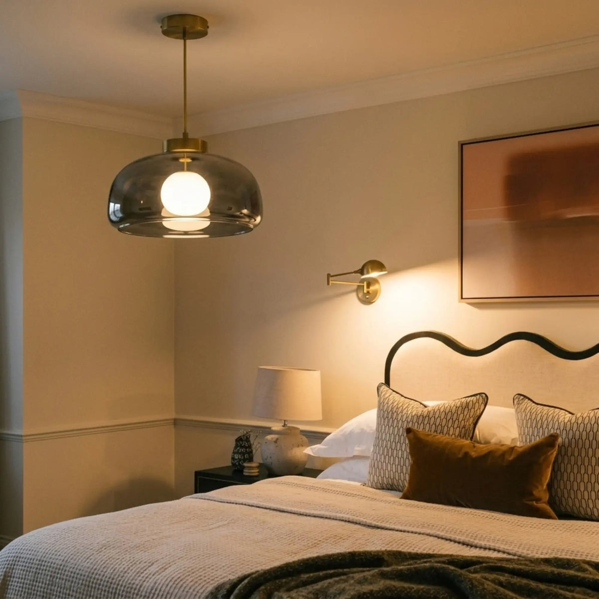 Lustre en verre fumé noir allumé le soir dans une chambre, globe opale lumineux et applique dorée