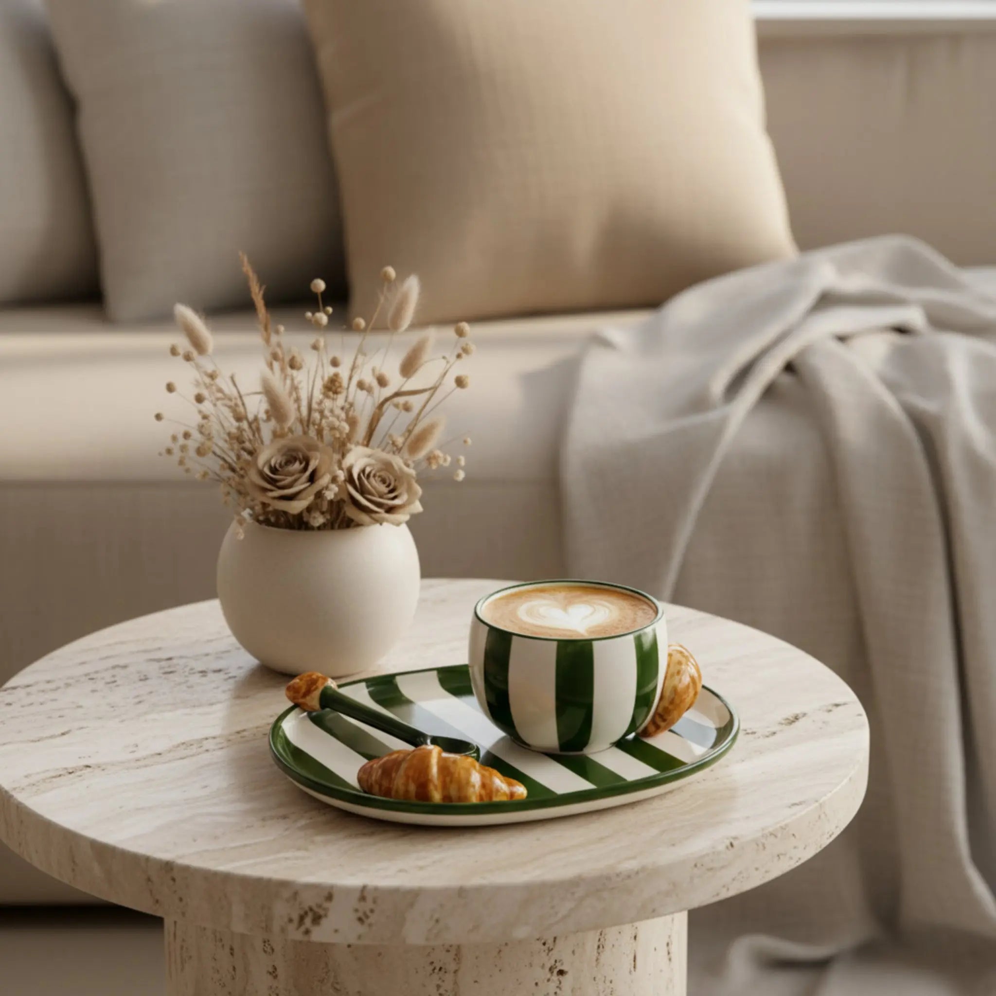 Tasse céramique originale mug croissant anse 3D rayé
vert artisanal Tunisie — Fiolla Home