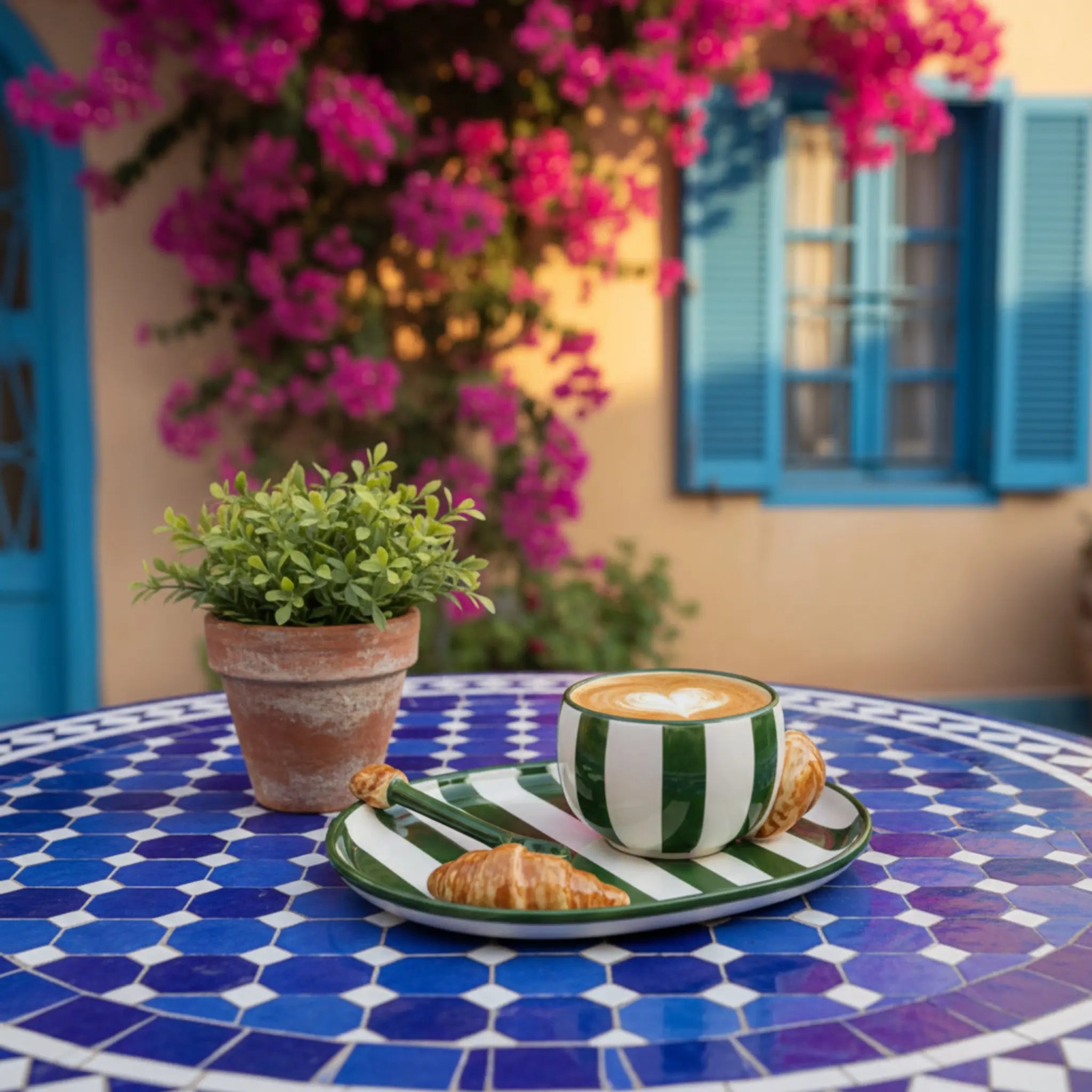 Cadeau femme mug croissant céramique rayé vert fait
main Tunisie original — artisanal Fiolla Home