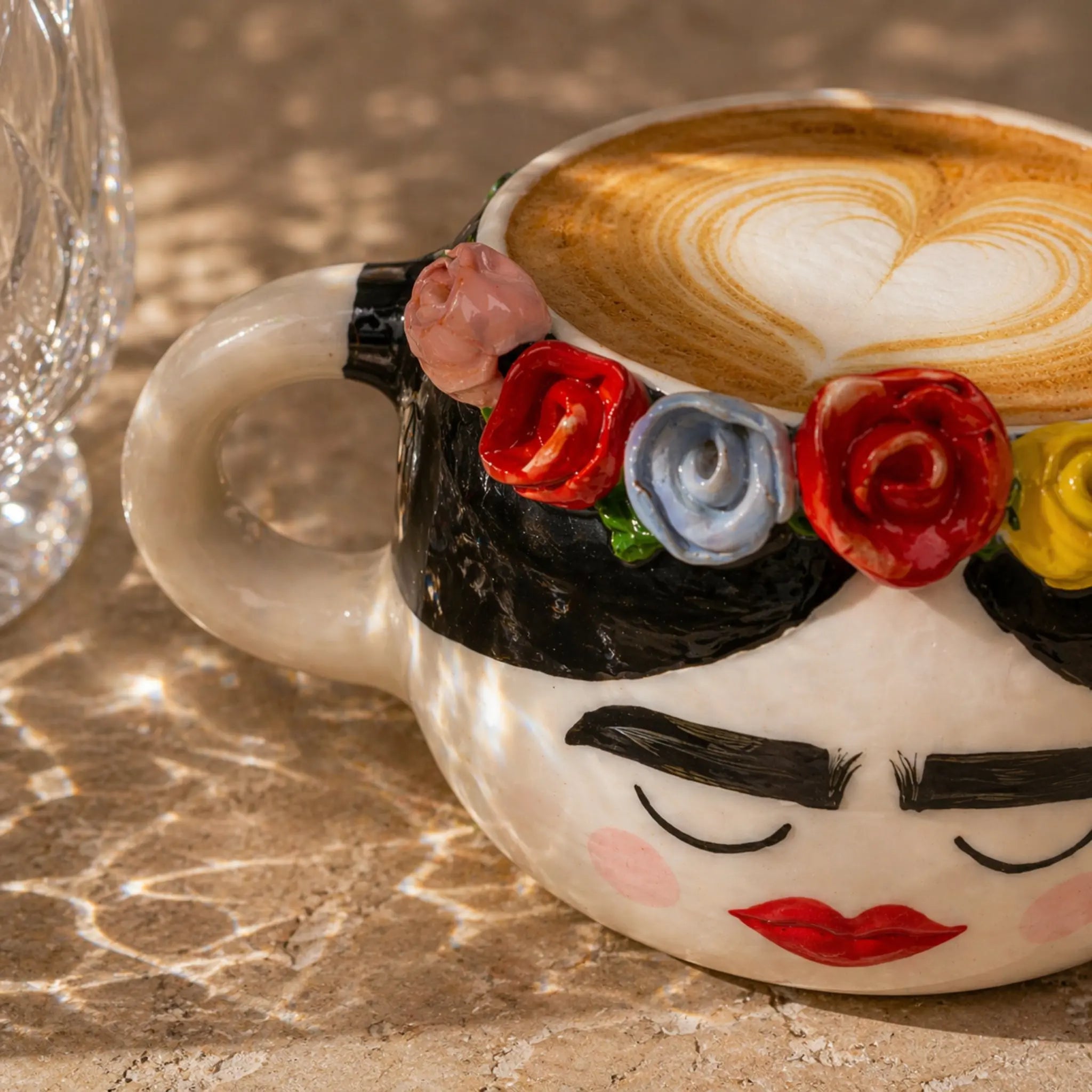 Mug visage femme Frida Kahlo couronne roses 3D
multicolores céramique Tunisie — artisanal Fiolla Home
