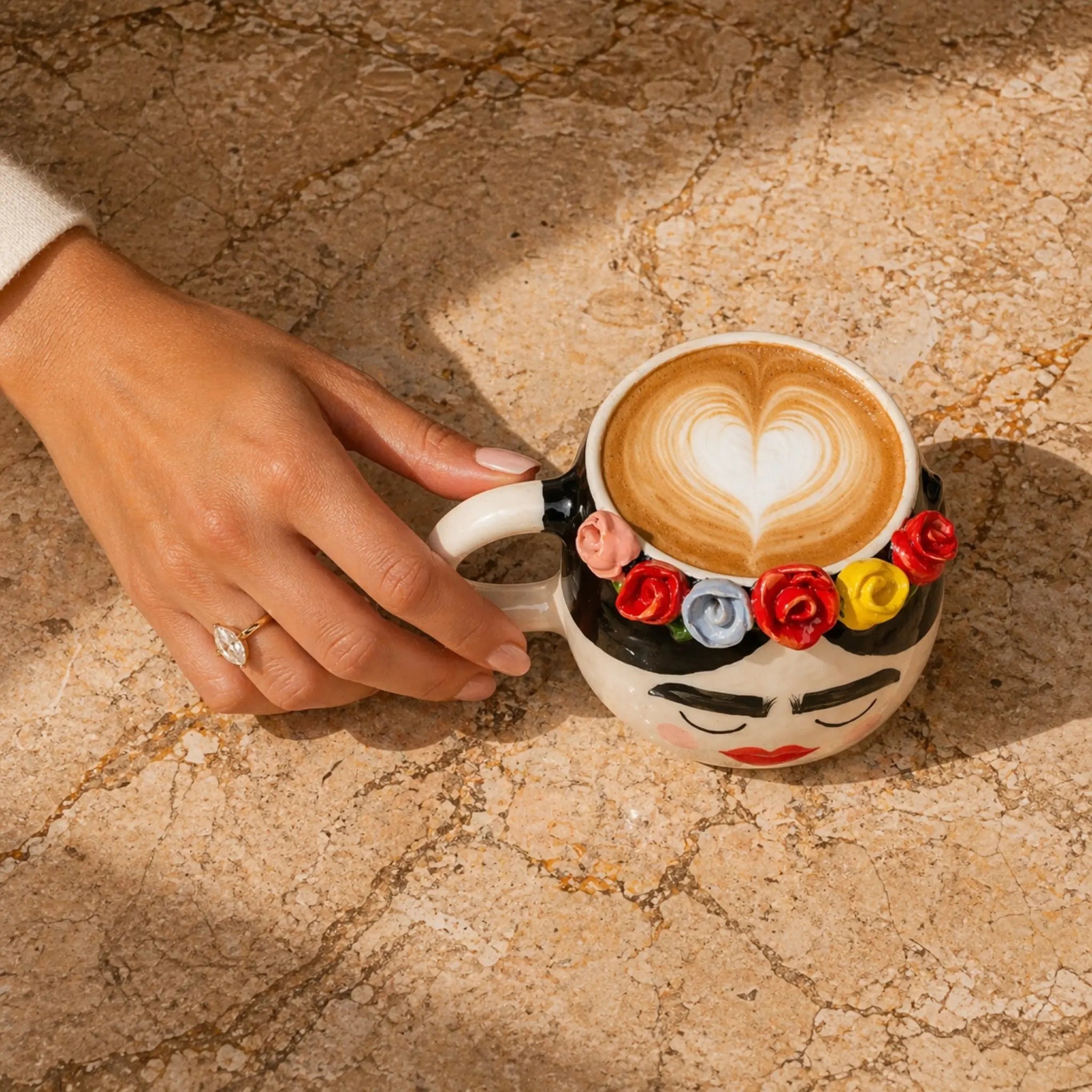 Cadeau fête des mères mug Frida Kahlo céramique
fait main Tunisie roses unique — Fiolla Home