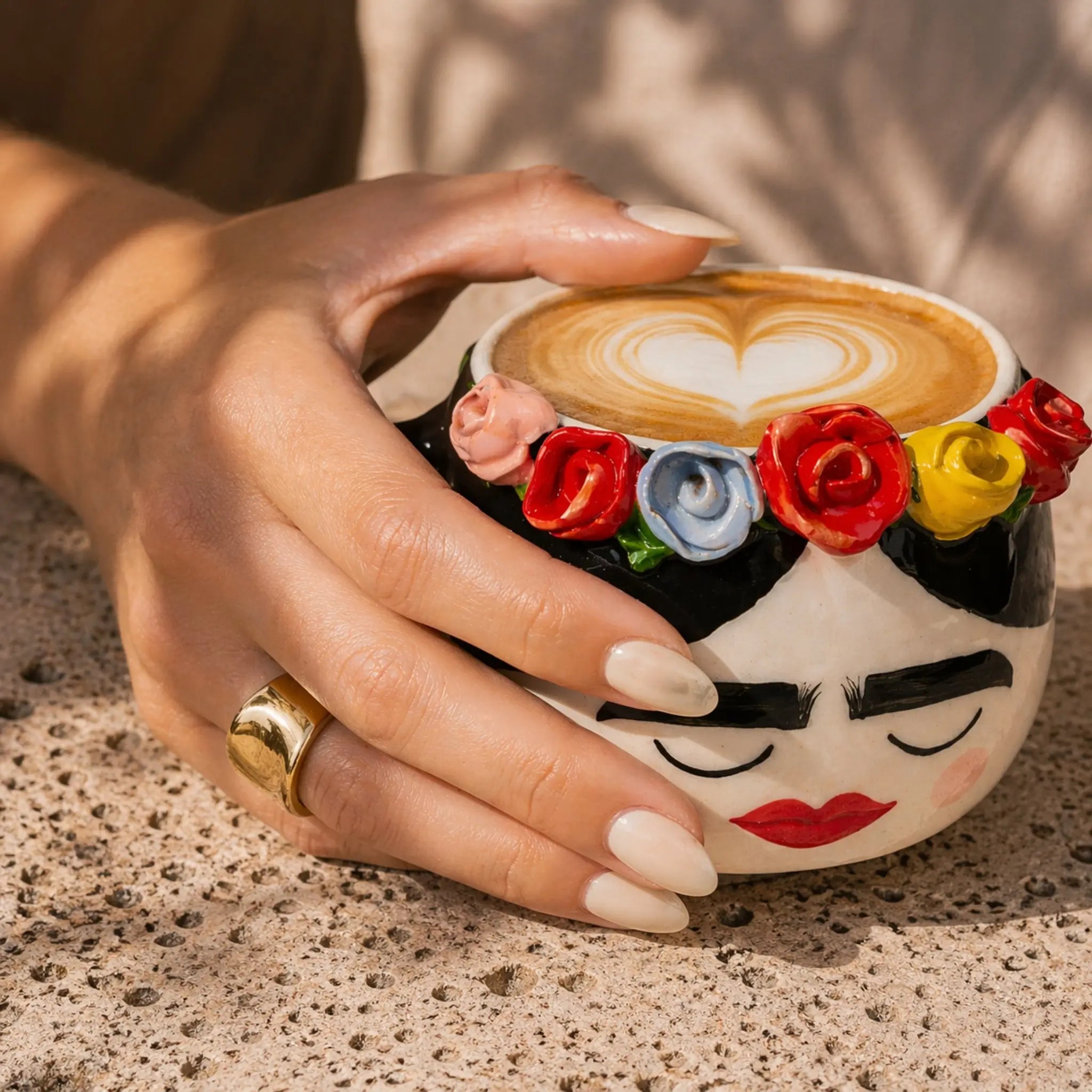 Mug Frida Kahlo instagrammable céramique roses 3D
fait main Tunisie cadeau original — Fiolla Home