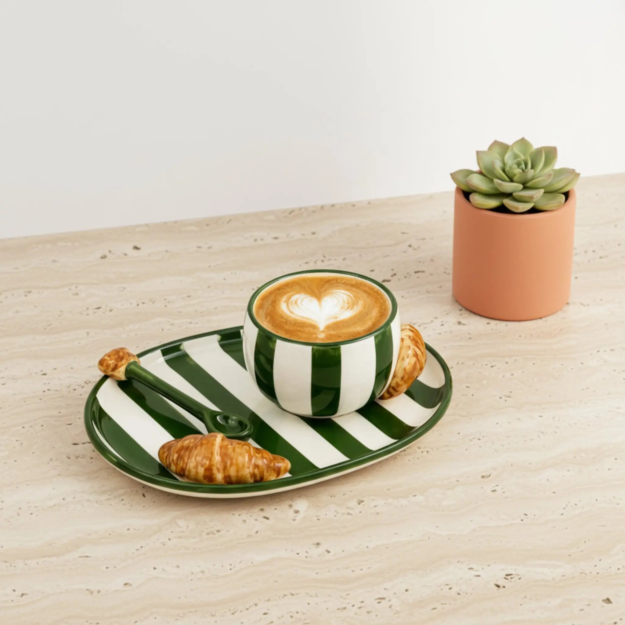 Mug latte art céramique croissant rayé vert artisanal
fait main Tunisie — tasse café Fiolla Home
