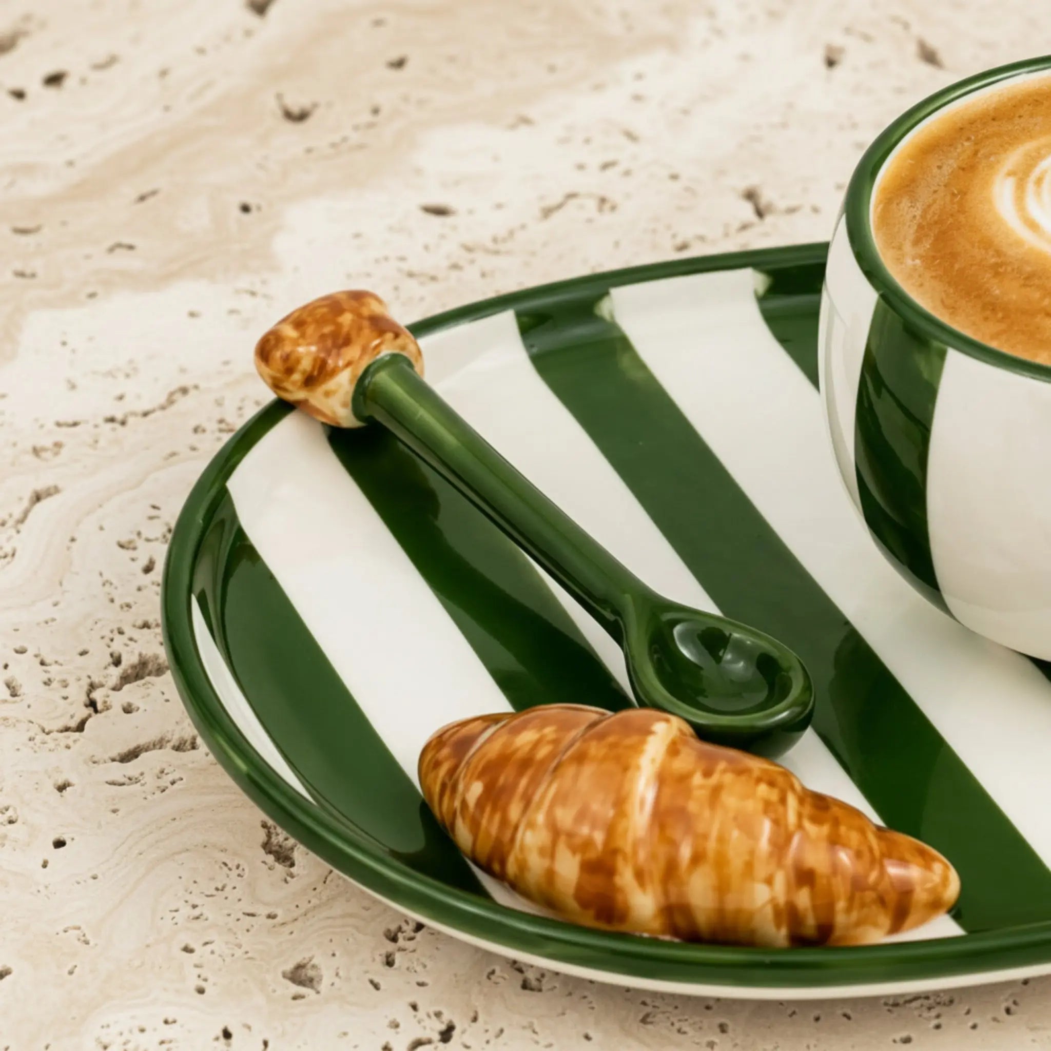 Acheter mug croissant céramique rayé vert artisanal
fait main Tunisie livraison — tasse Fiolla Home