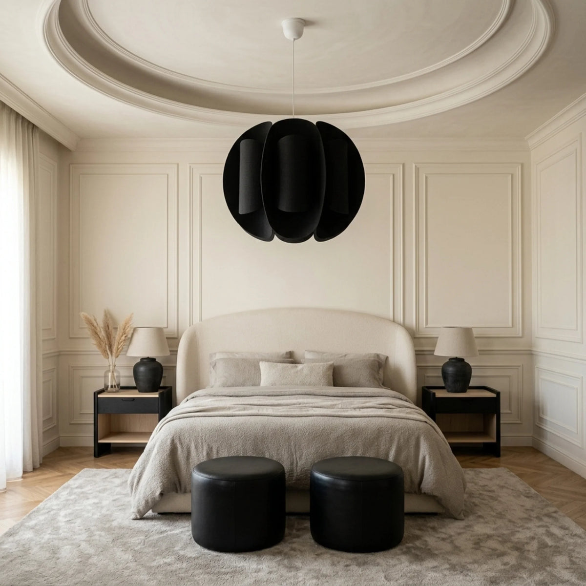Suspension boule noire dans une chambre au plafond rond et lit bouclé beige