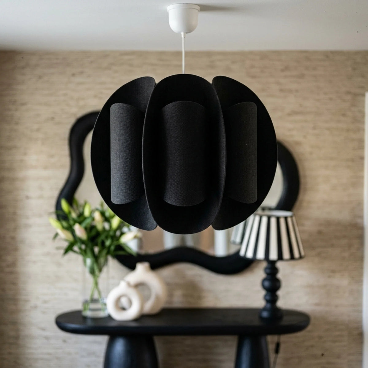 Suspension boule noire design en lin, vue rapprochée sur les pétales