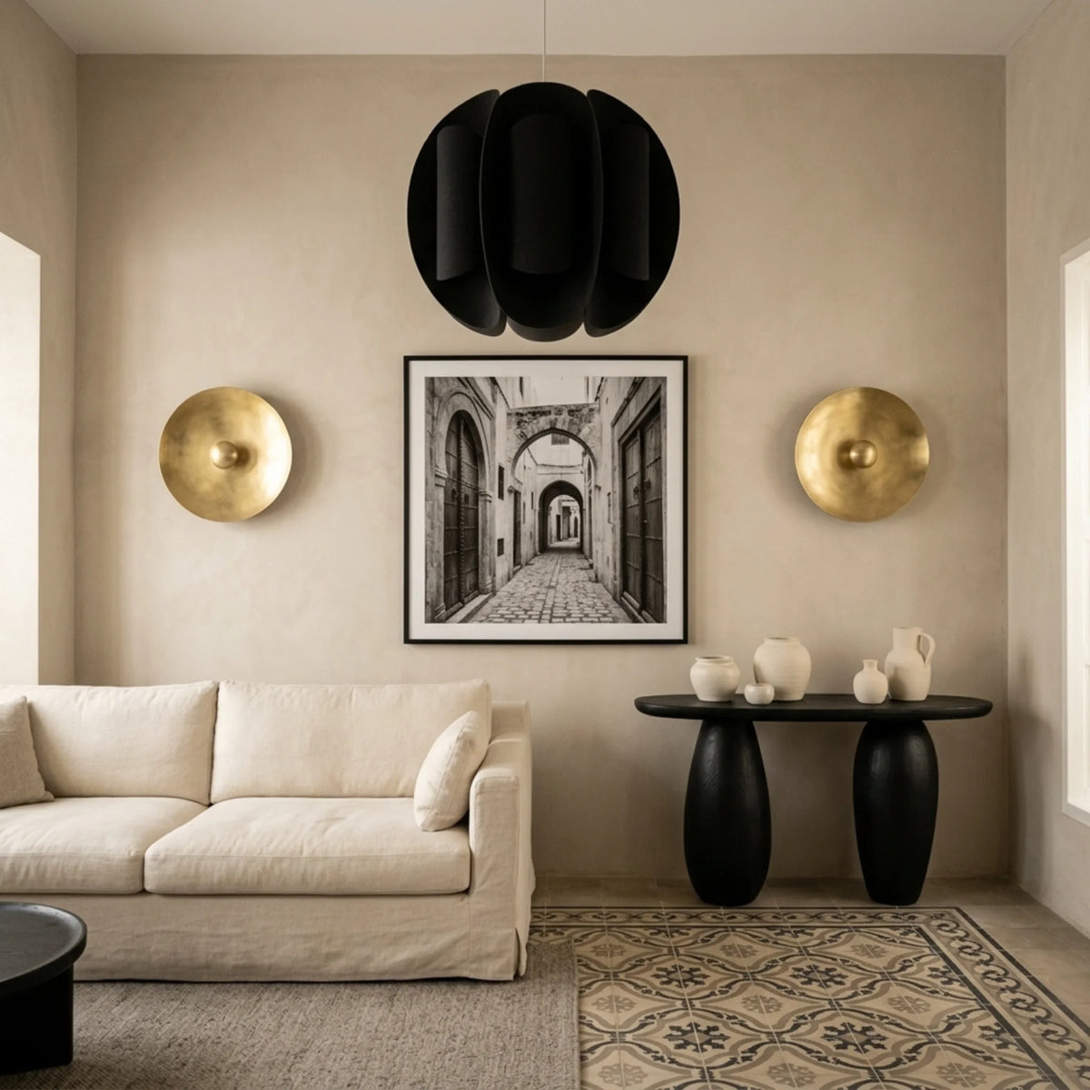 Suspension boule noire dans un salon beige avec photo de médina et appliques dorées