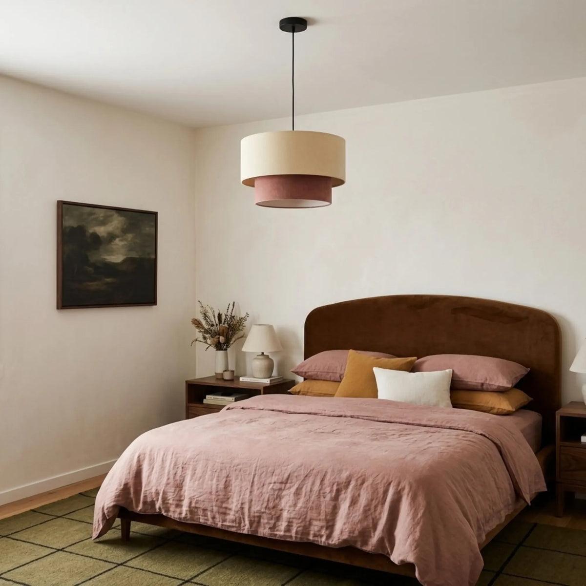 Suspension double tambour au-dessus d'un lit au linge en lin rose, tableau sombre au mur