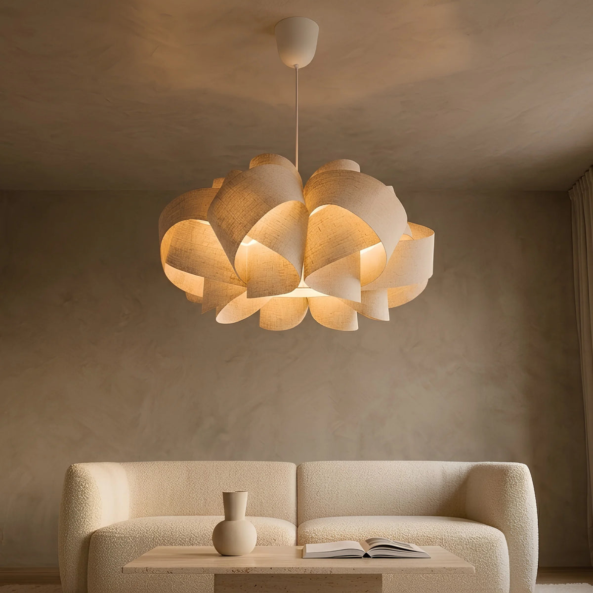 Suspension design en lin au-dessus d'un canapé bouclé beige dans un salon