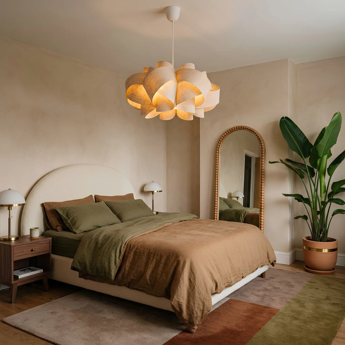 Suspension fleur en lin dans une chambre cosy aux tons vert et brun