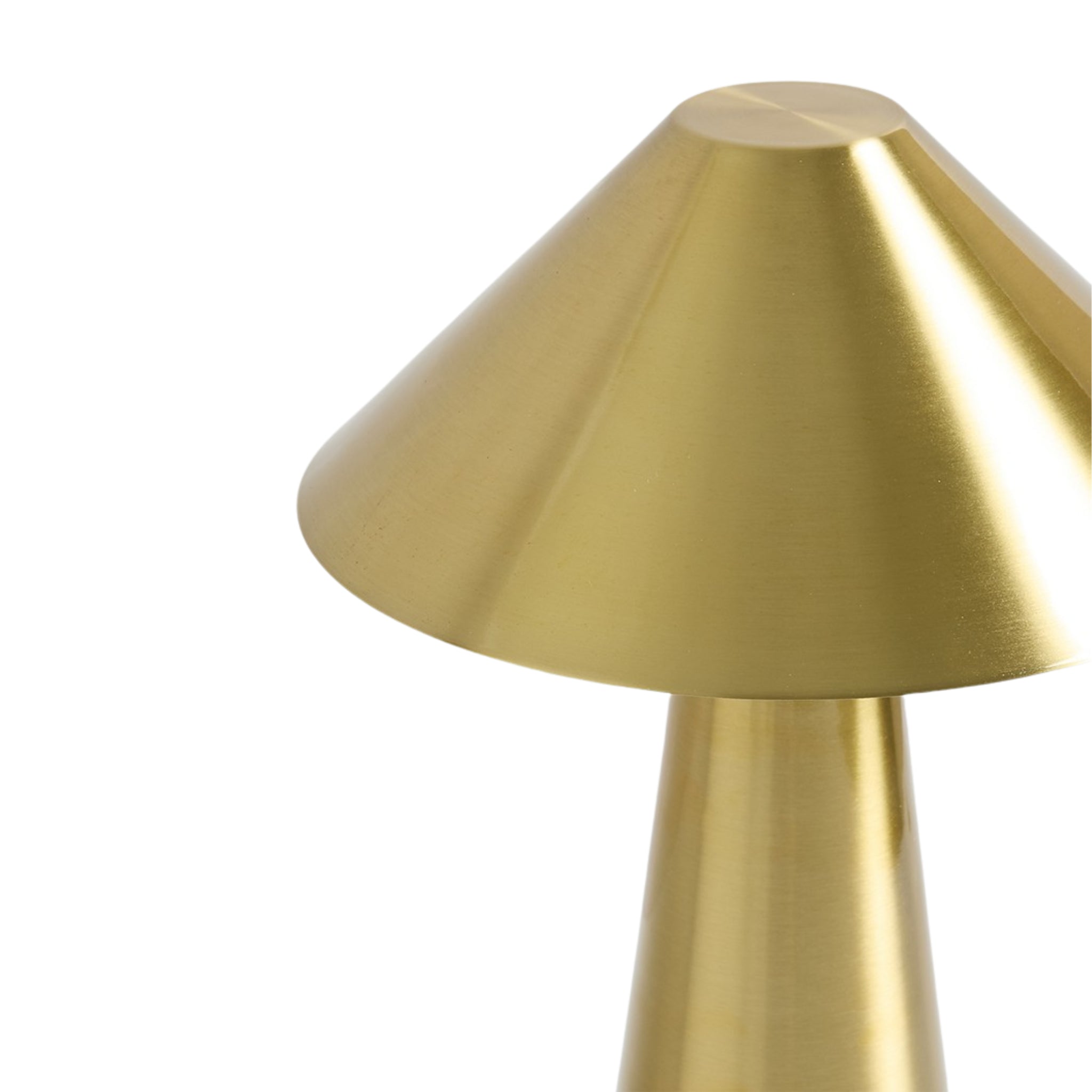 Gros plan sur une lampe de table LED dorée au design conique, disponible en Tunisie.